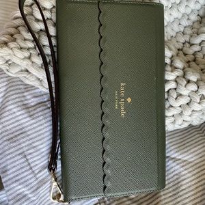 Kate Spade Scallop Folio Wristlet/Case IPhone 7/8